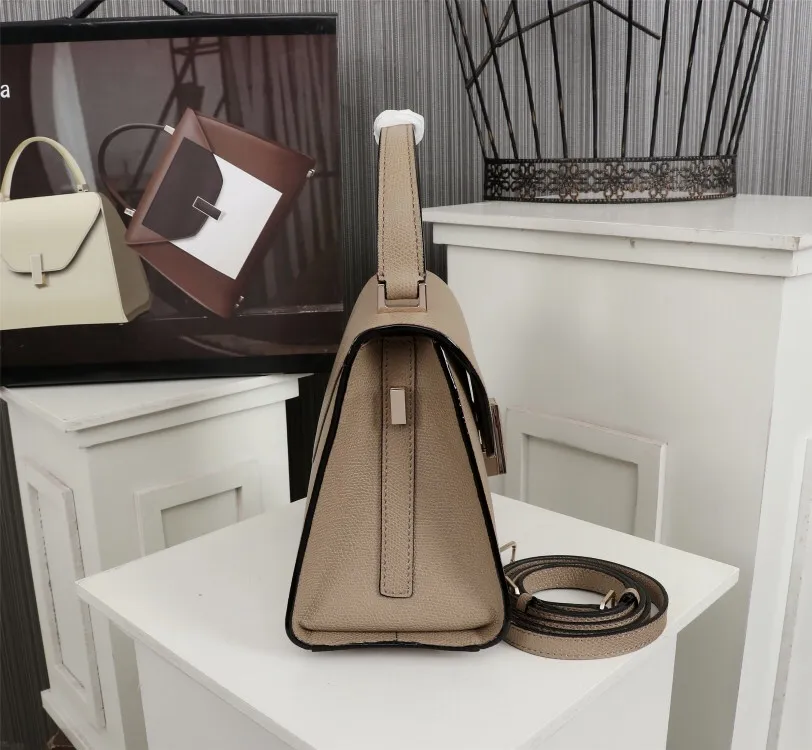 In stock👉Original small size khaki👉Valextra Valextra Iside, known as Italian Hermès, is one of the most representative designs of Valextra. There is no obvious logo, but the simple collective line design is very recognizable, full of architectural art, and shows a capable and intellectual style. It is made of imported palm-print lining cowhide, with up to five stitches of handwork, and the shiny oil edges test the skill of the craftsman. Small size: 22Cm